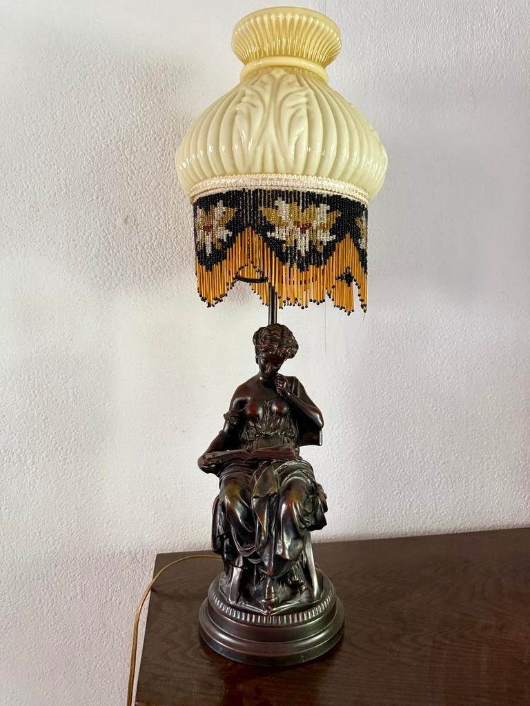 Antieke tafellamp met bronzen beeld en kralenkap, Ophalen