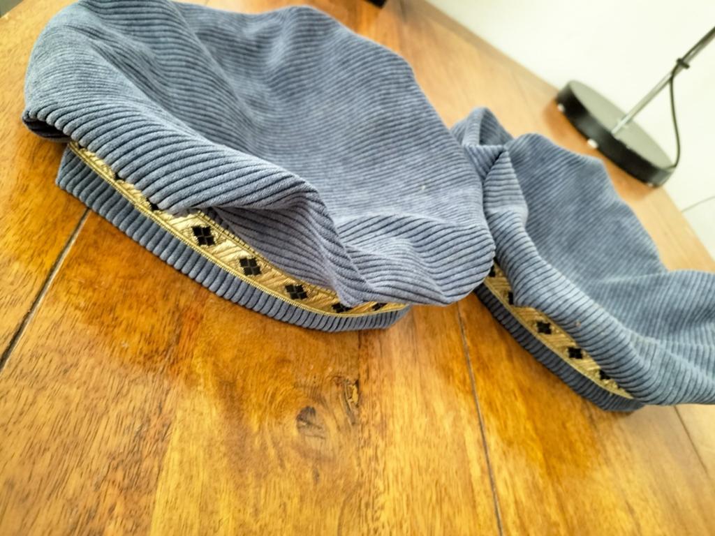 Studio Bessel Pietenmuts - Blauw ribfluweel met goudband, Diversen, Sinterklaas, Ophalen of Verzenden