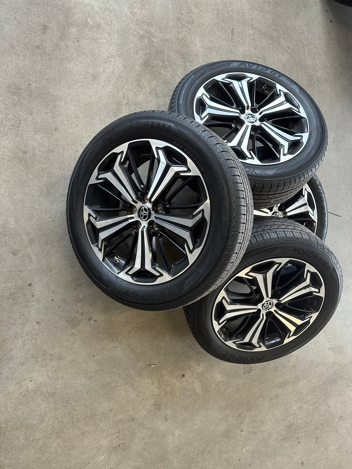 Set van 4 Toyota 19 inch velgen met Yokohama zomerbanden, Auto-onderdelen, Banden en Velgen, Gebruikt, Banden en Velgen, 235 mm