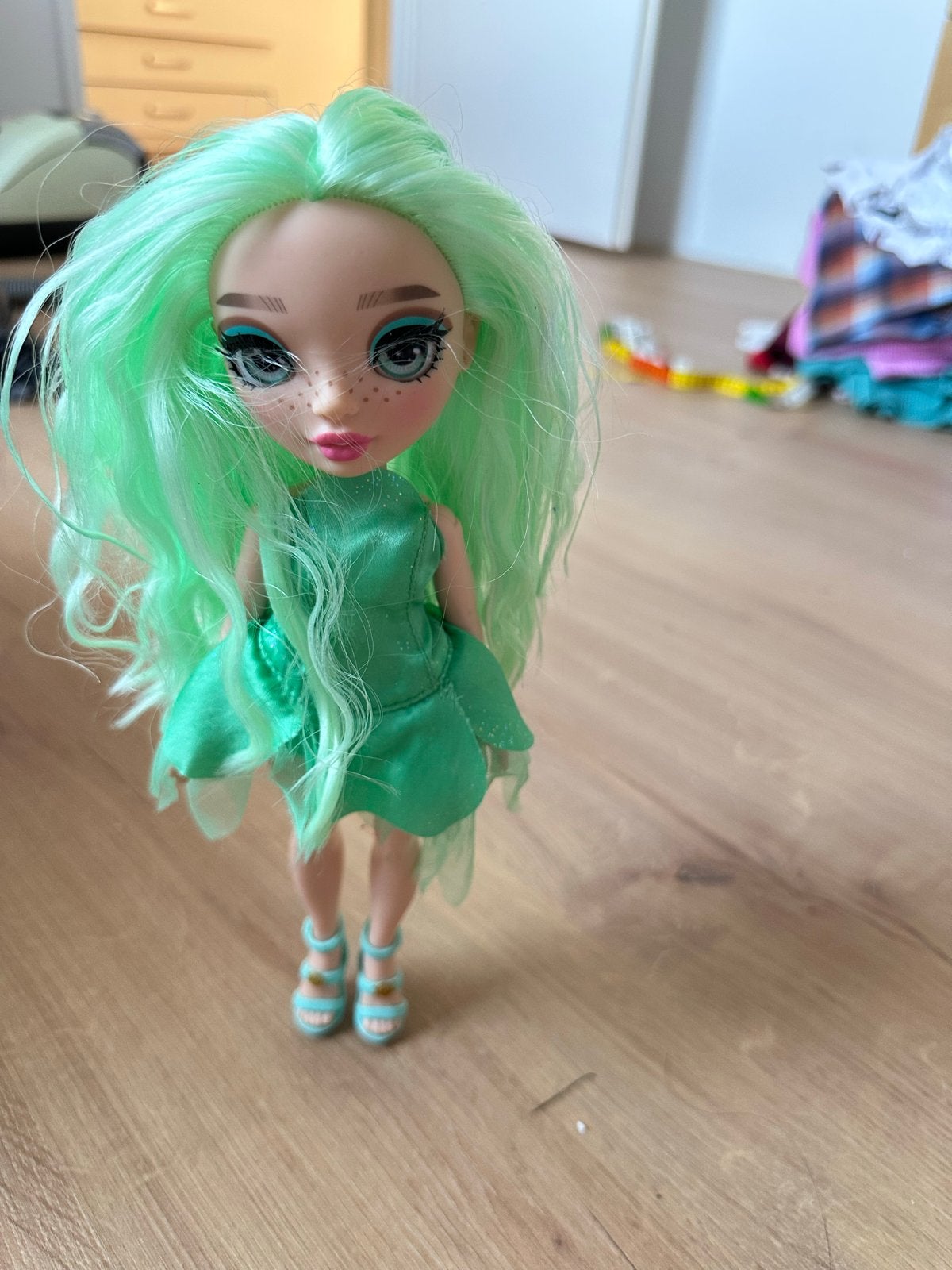 Rainbow High Shadow High pop mintgroen haar, Kinderen en Baby's, Speelgoed | Poppen, Ophalen of Verzenden, Zo goed als nieuw, Overige typen