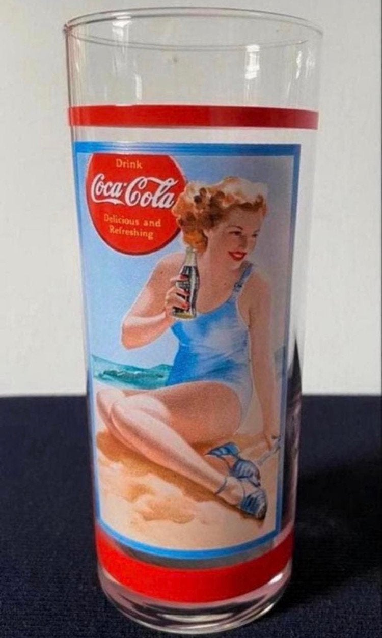 Glas van Coca-cola met dame op strand met flesje. H. 15 cm., Verzamelen, Glas en Borrelglaasjes, Ophalen of Verzenden, Zo goed als nieuw