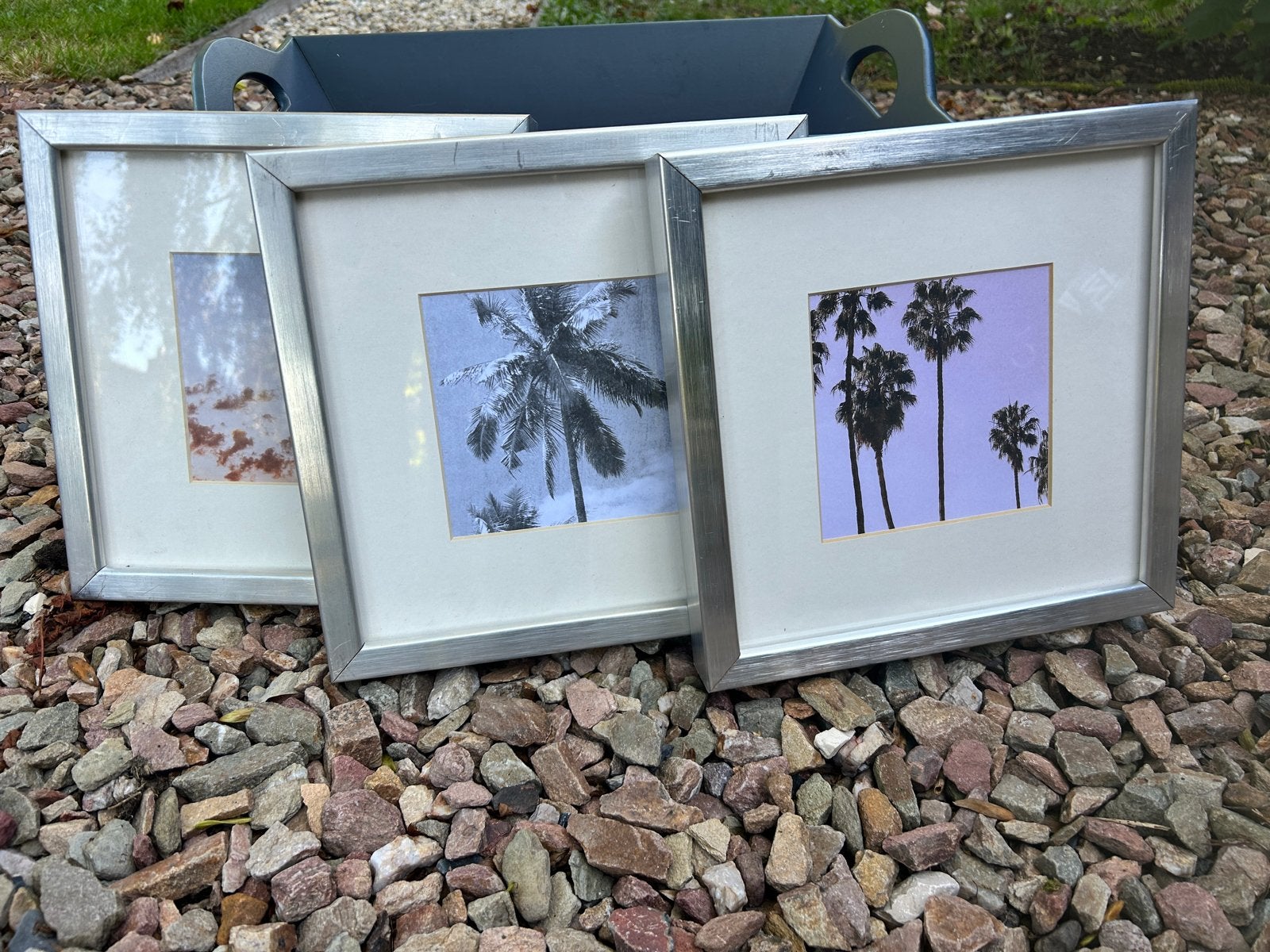 Set van 3 zilverkleurige fotolijsten met palmboomprints, Gebruikt, Ophalen of Verzenden, Fotolijst, Met afbeelding
