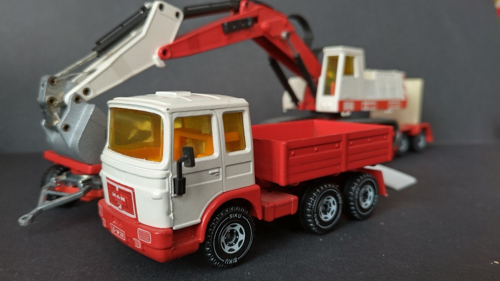 Man 8156 F Menck 500 Dieplader 1:55 Siku 4012  Pol, SIKU, Verzenden, Zo goed als nieuw, Bus of Vrachtwagen