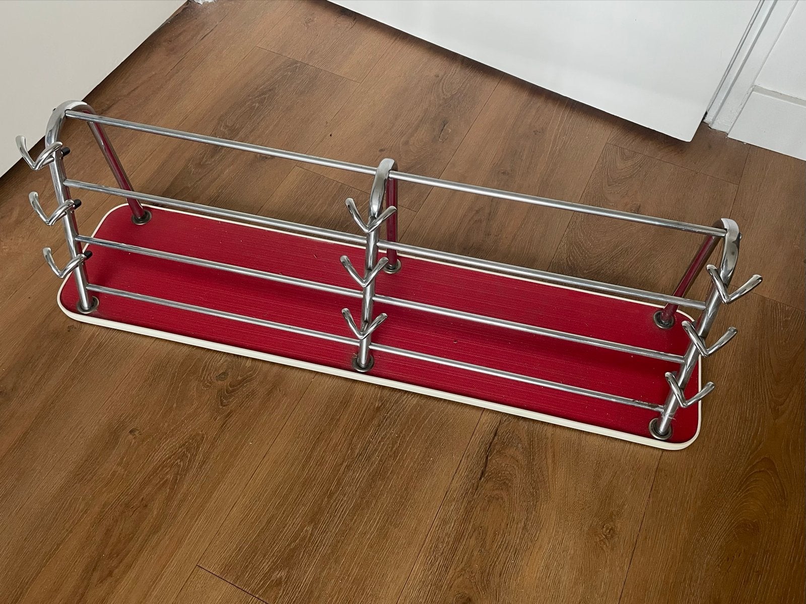 Vintage wandkapstok rood/wit met chromen haken, Wandkapstok, Gebruikt, Ophalen of Verzenden, Minder dan 100 cm