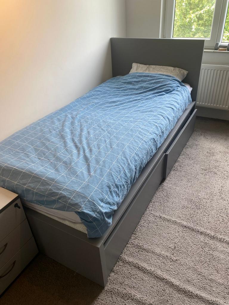 Mooie bed lichtgrijs, Huis en Inrichting, Ophalen, 90 cm, Eenpersoons, Zo goed als nieuw