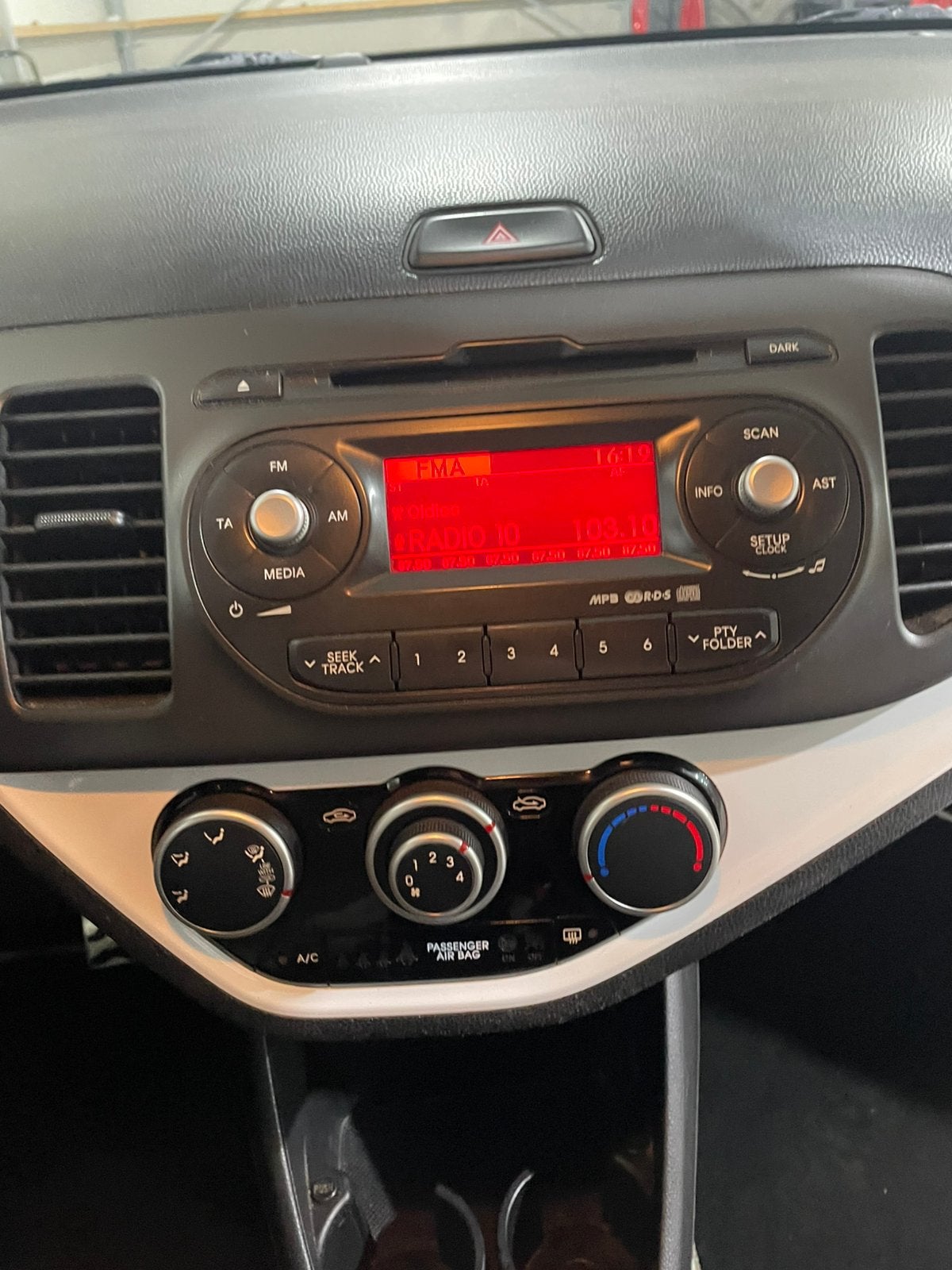 Foto 8 van Kia Picanto 1.2 Cvvt 3-DRS 2012 Wit