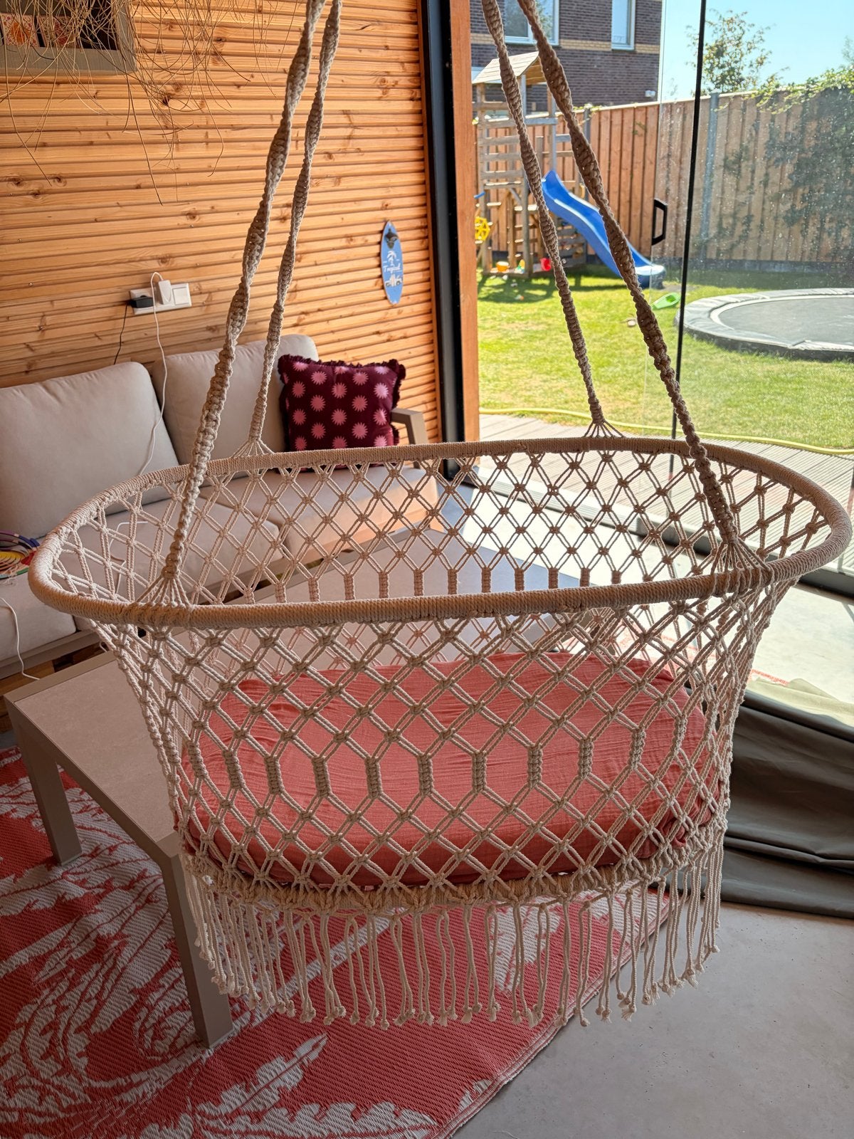 Macramé hangwieg met dik matras en 2 hoeslakens, Ophalen, Zo goed als nieuw, Wieg