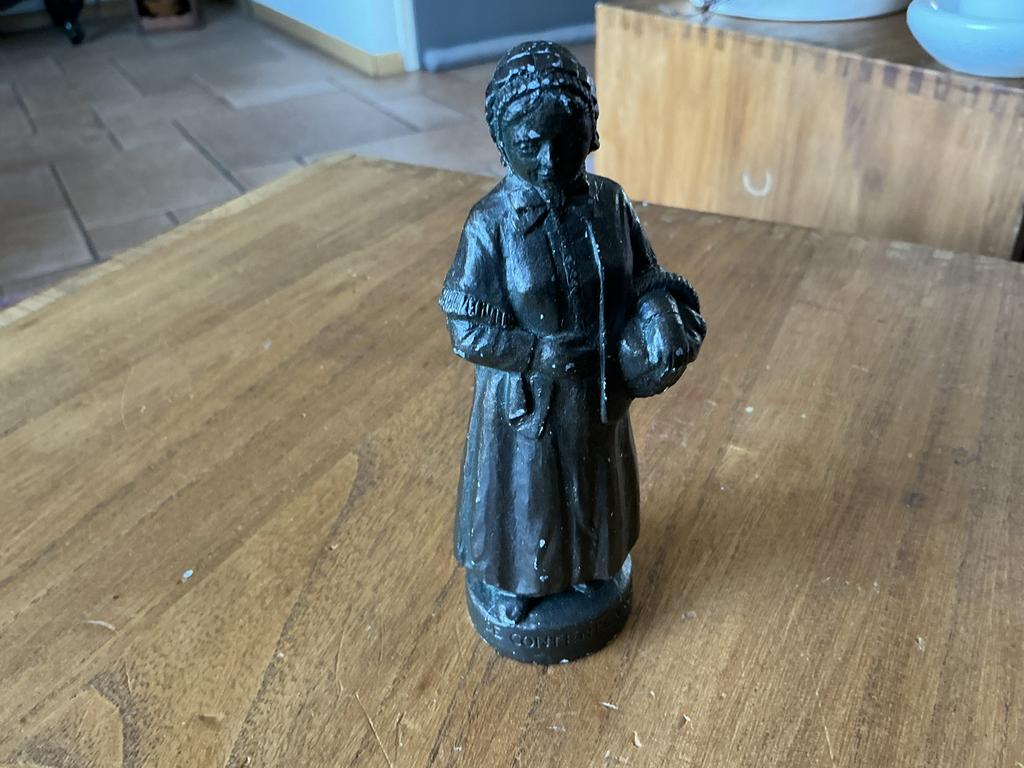 Contente Vrouw - Eersel (ca. 8 cm), Ophalen of Verzenden, Gebruikt, Mens