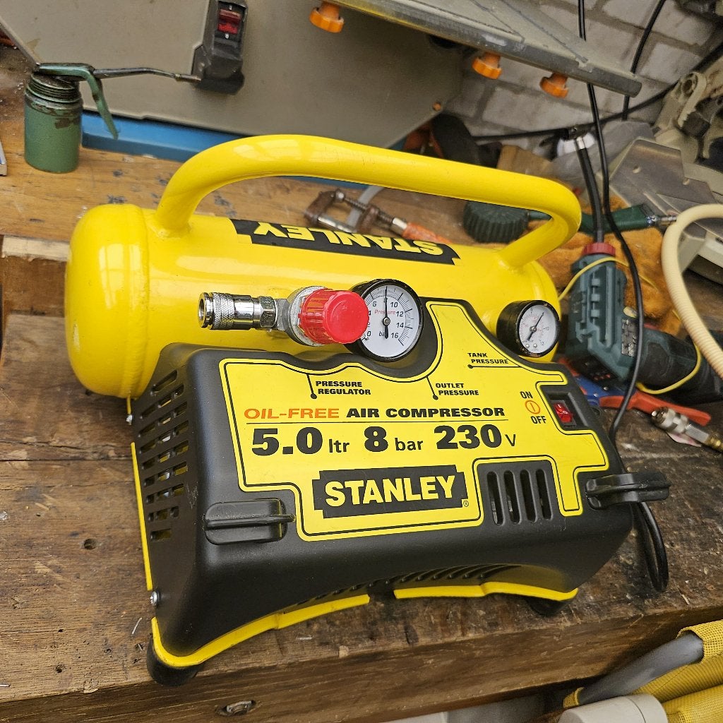 Stanley Olievrije Luchtcompressor 5L 8 bar 230V, Doe-het-zelf en Verbouw, Compressors, Ophalen, Gebruikt, 6 tot 10 bar, Minder dan 200 liter/min