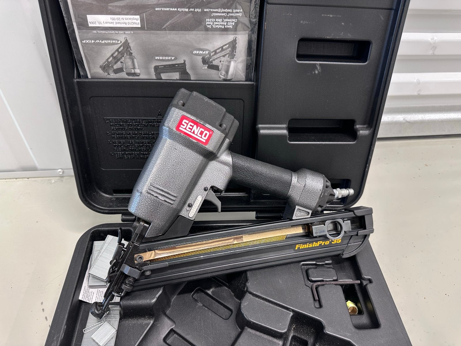 Senco FinishPro 35 tacker in koffer, Doe-het-zelf en Verbouw, Gereedschap | Handgereedschap, Ophalen, Gebruikt, Tacker/nietmachine