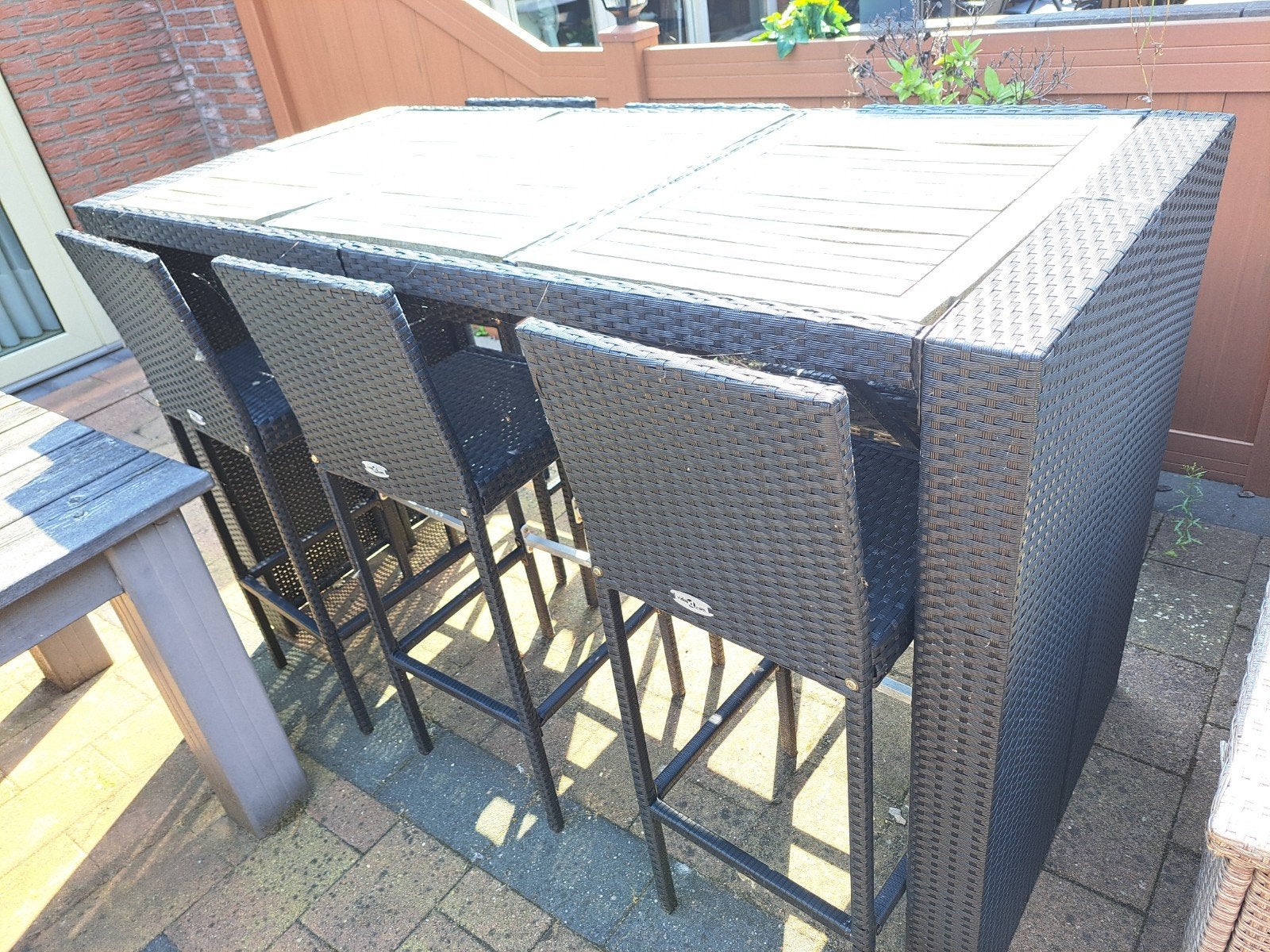 Hoge tuintafel met houten blad en wicker onderstel, Ophalen, Gebruikt