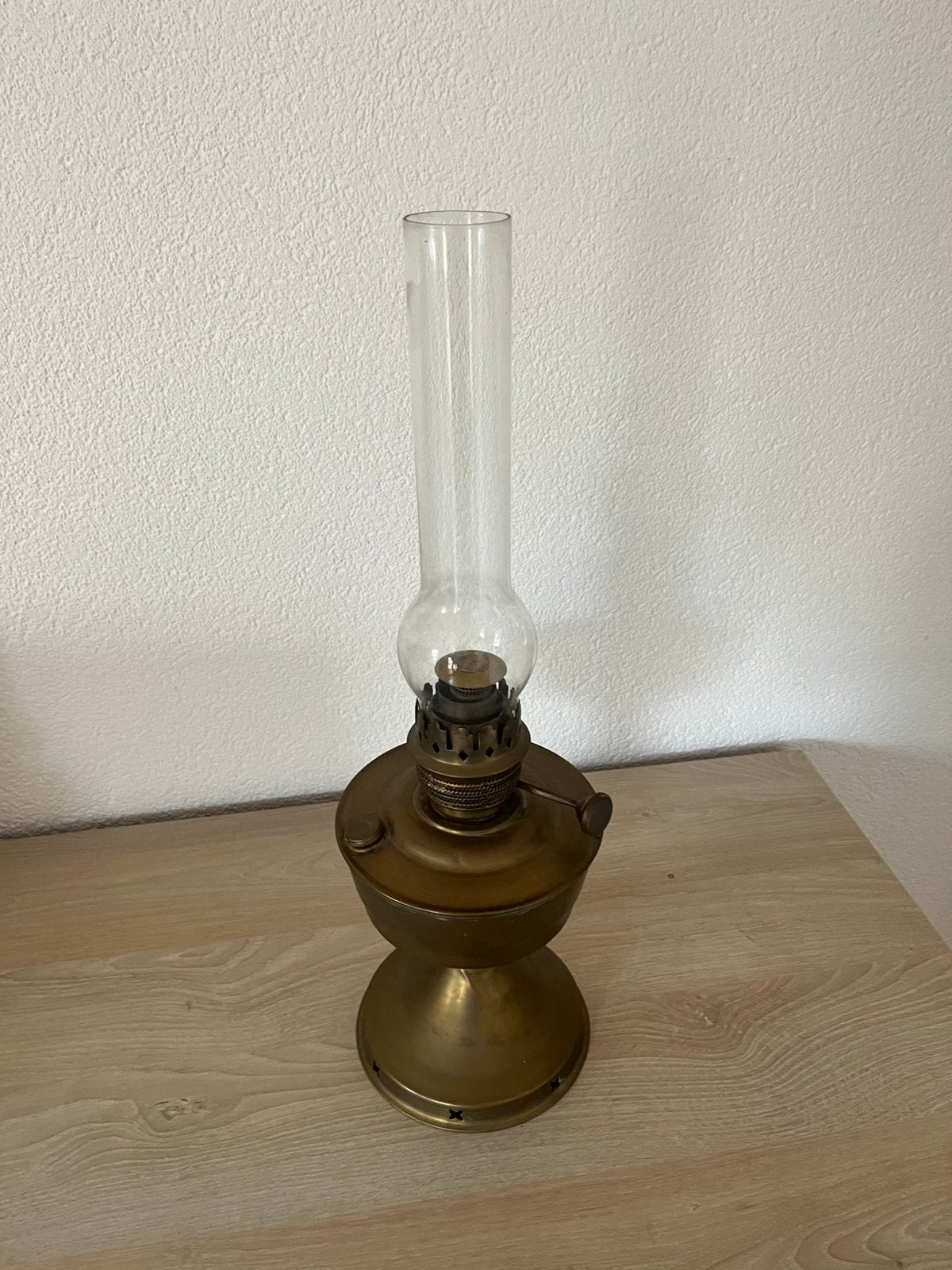 Antieke koperen petroleumlamp, Ophalen
