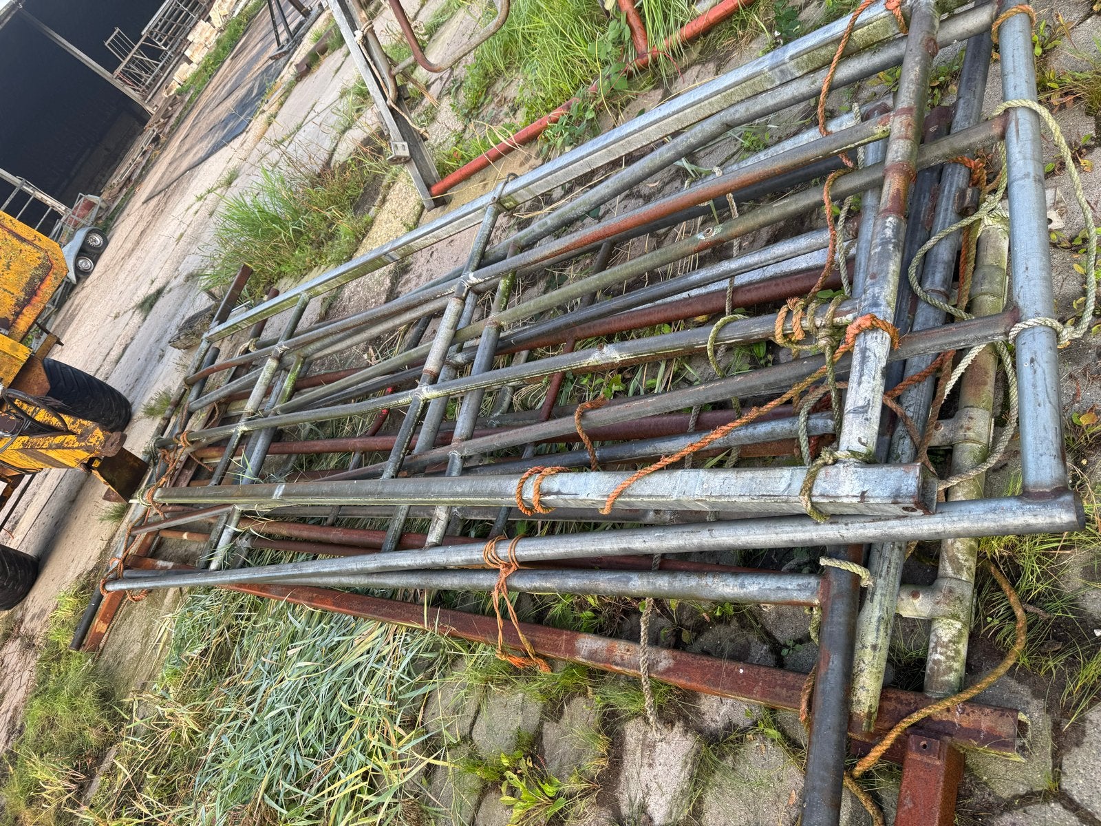 Diverse metalen hekken en voerhekken voor vee, Ophalen, Gebruikt, IJzer, Sierhekwerk