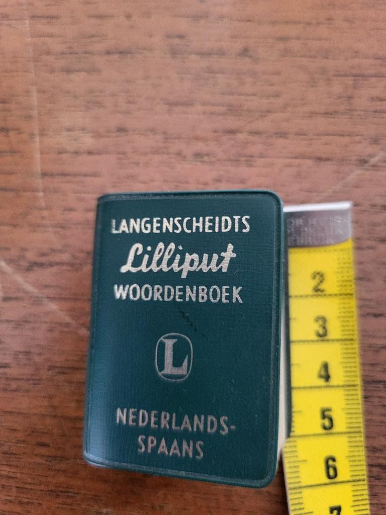 Langenscheidts lilliput woordenboek.        Hoogte: 5 cm., Ophalen of Verzenden, Zo goed als nieuw, Overige typen