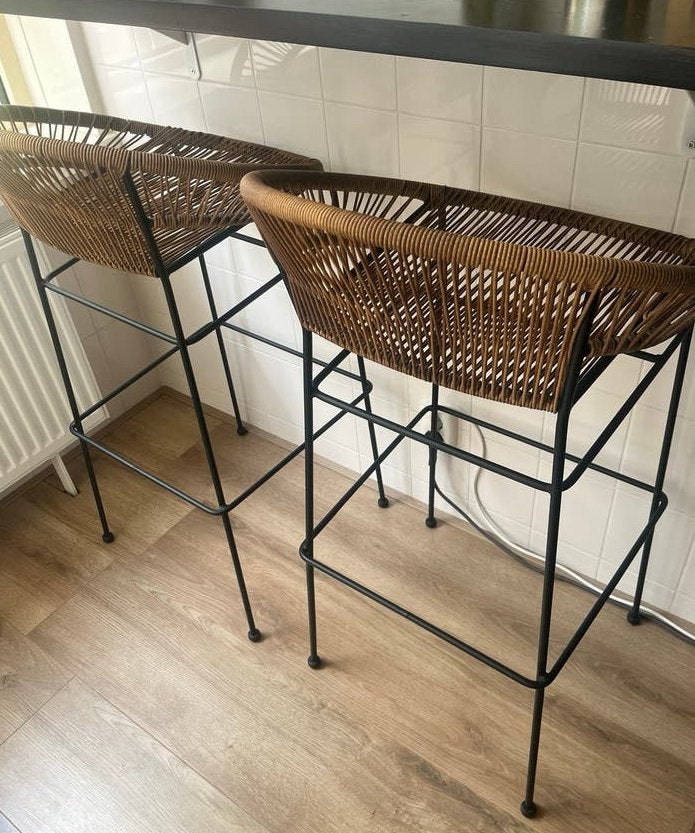 2 rotan barkrukken met metalen onderstel, Huis en Inrichting, Ophalen, Met voetsteun, Zo goed als nieuw, 90 cm of meer