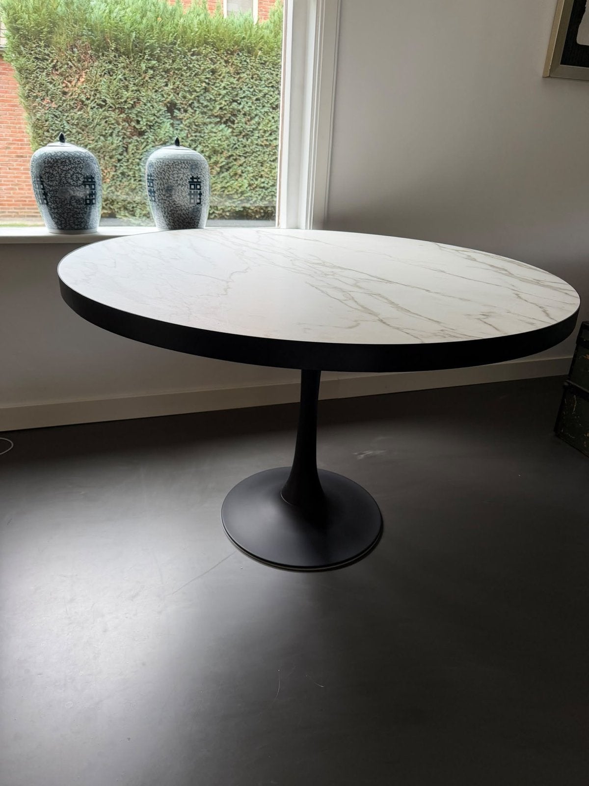 Ronde eettafel met marmerlook blad en zwarte voet, Overige materialen, 100 tot 150 cm, Rond, Ophalen of Verzenden