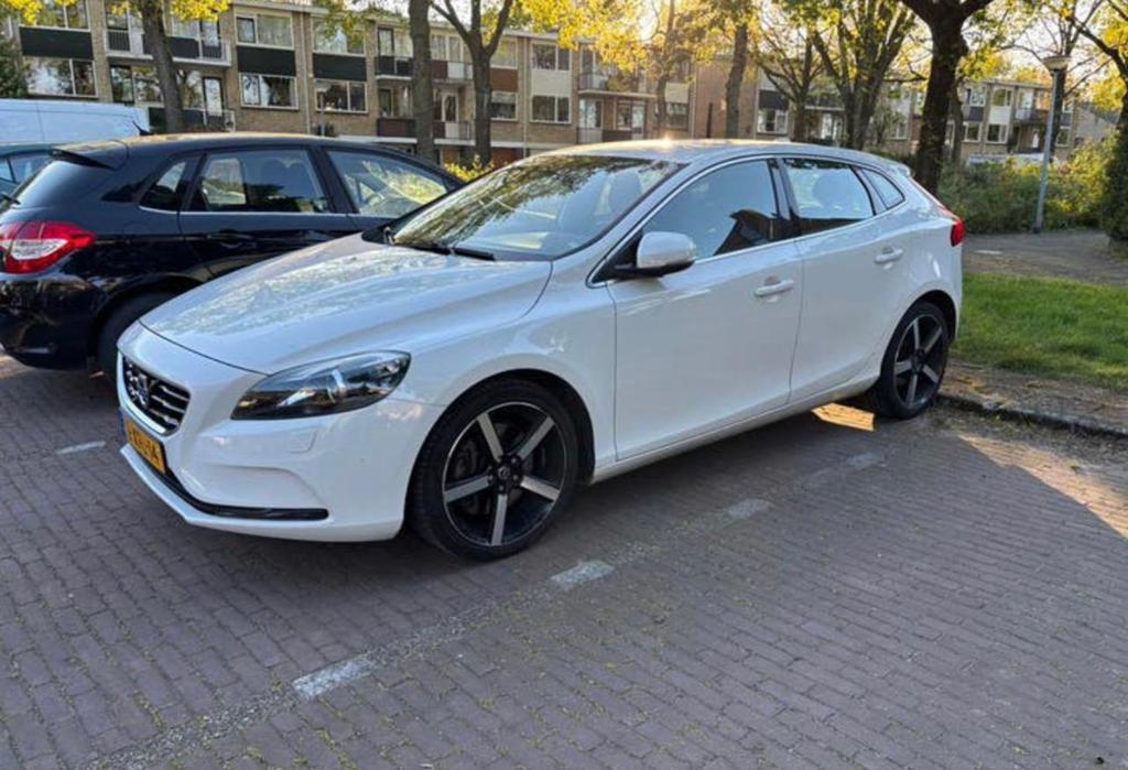 Volvo V40 2.0 D4 190PK 2014 Wit, Voorwielaandrijving, Wit, Particulier, 30 km/l
