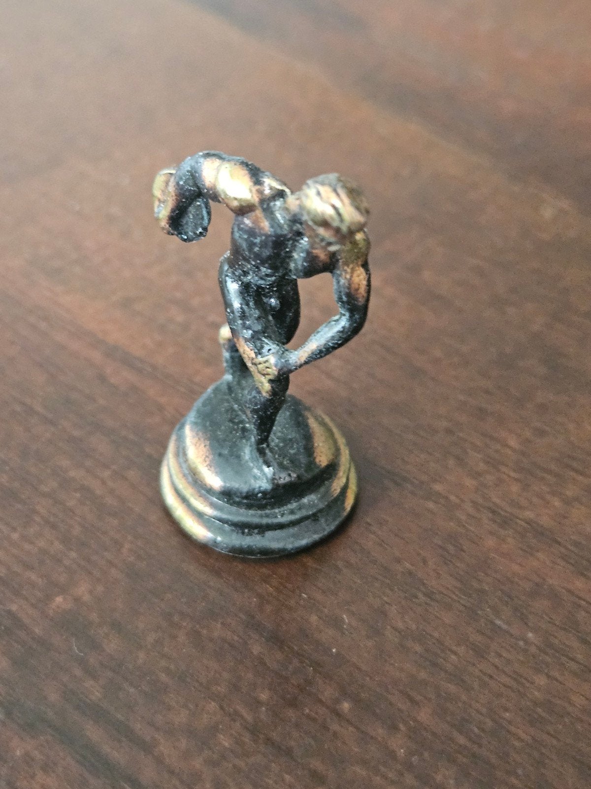 Miniatuur beeldje/ standbeeld van een discuswerper, Ophalen of Verzenden, Gebruikt, Mens