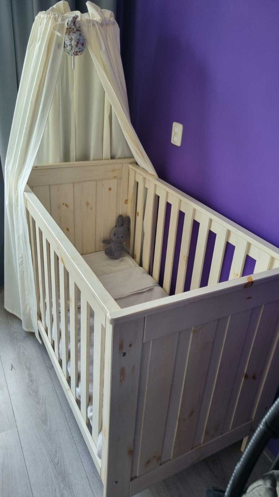 Babykamer, ledikant met hemeltje en commode en kastje, Ophalen, Gebruikt, Lattenbodem