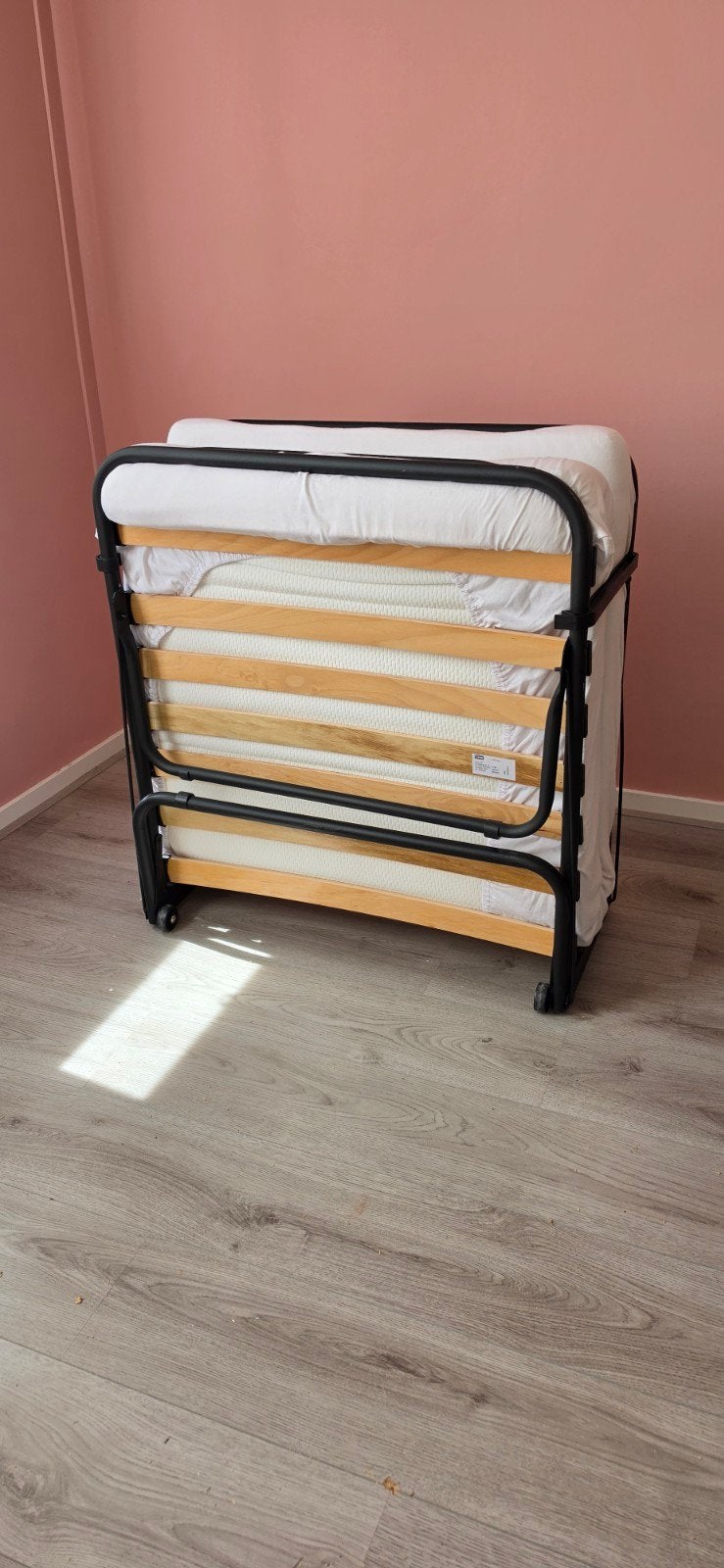 Opvouwbaar logeerbed met matras - Zo goed als nieuw, Huis en Inrichting, Slaapkamer | Bedden, Ophalen, Eenpersoons, Zwart, Praktisch