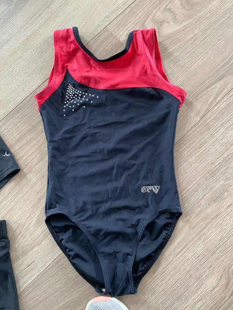 Turnpakje rood/zwart met broekjes, Sport en Fitness, Turnen, Ophalen, Meerkleurig, Kindermaat 122 t/m 140, Zo goed als nieuw