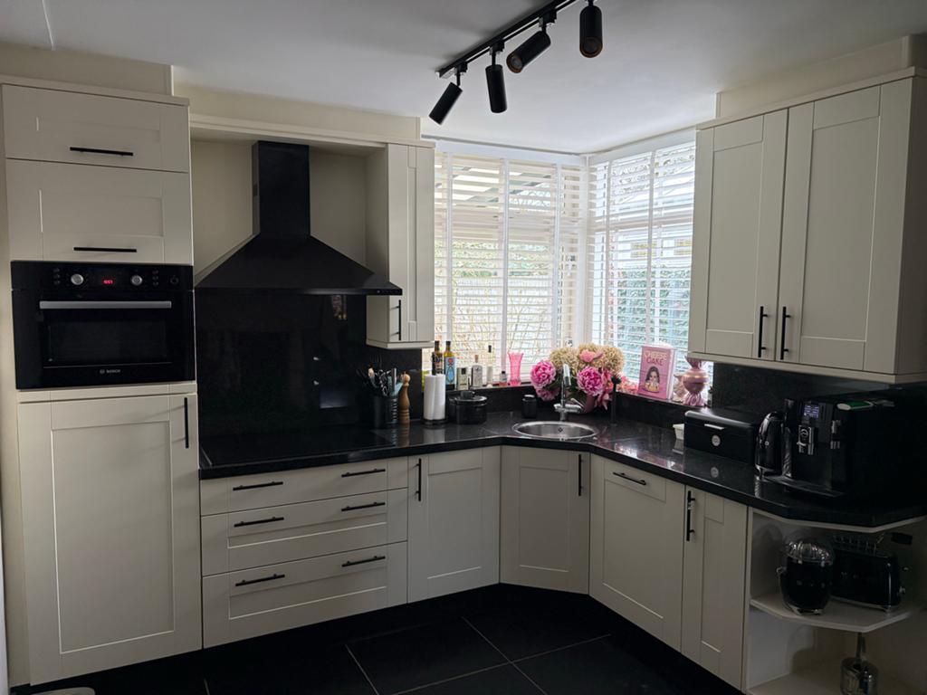 Complete keuken in zeer goede staat met apparatuur, Huis en Inrichting, Keuken | Complete keukens, Ophalen, Hoekkeuken, Graniet of Steen