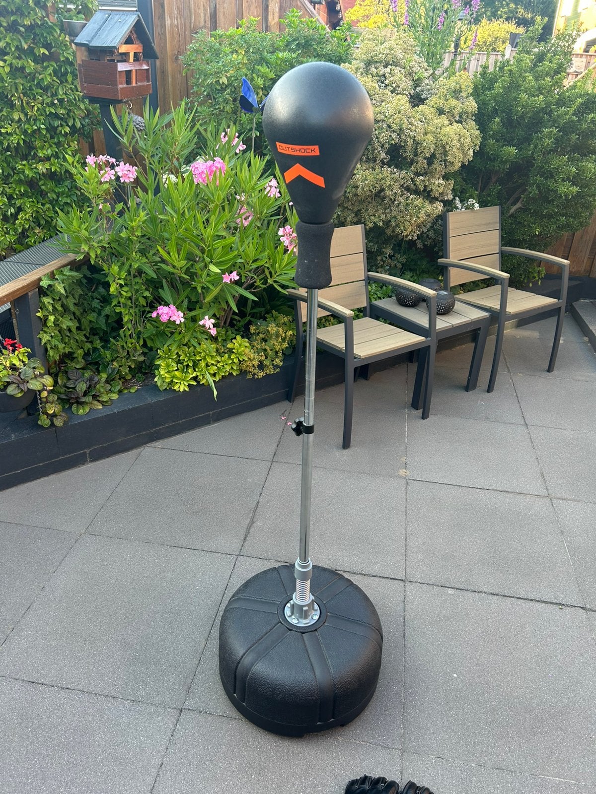 Outshock boksbal + handschoenen, Sport en Fitness, Boksen, Ophalen, Zo goed als nieuw, Boksbal