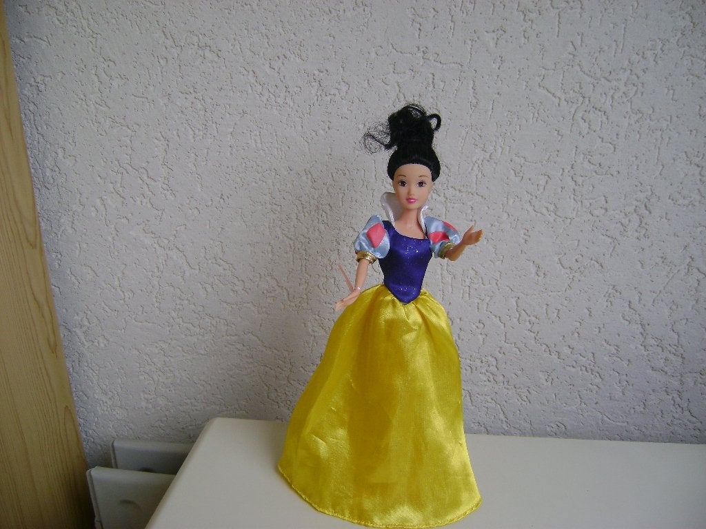 sneeuwwitje barbie van simba  zwart haar en sneeuwwitje jurk, Kinderen en Baby's, Ophalen of Verzenden, Zo goed als nieuw, Barbie