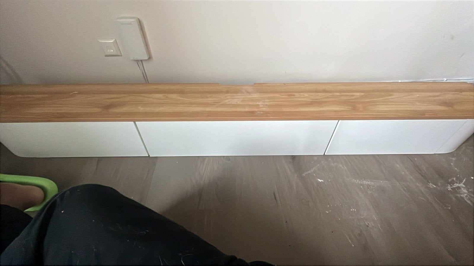 Zwevend TV-meubel met houtlook blad en witte lades, Ophalen, Modern, Scandinavisch, Minimalistisch, 150 tot 200 cm, Zo goed als nieuw