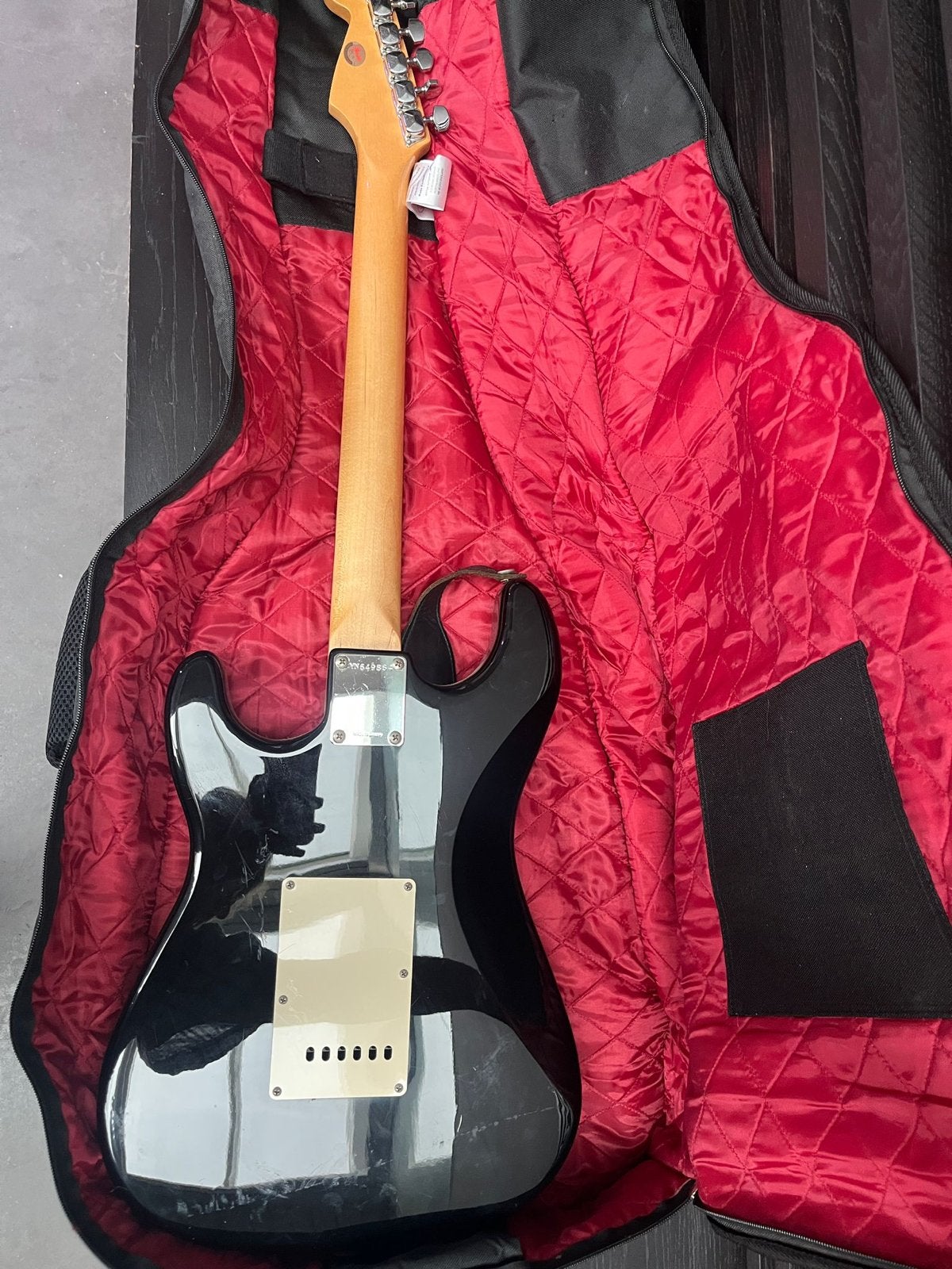 Squier Stratocaster by Fender - Zwart Elektrische Gitaar, Muziek en Instrumenten, Snaarinstrumenten | Gitaren | Elektrisch, Ophalen of Verzenden