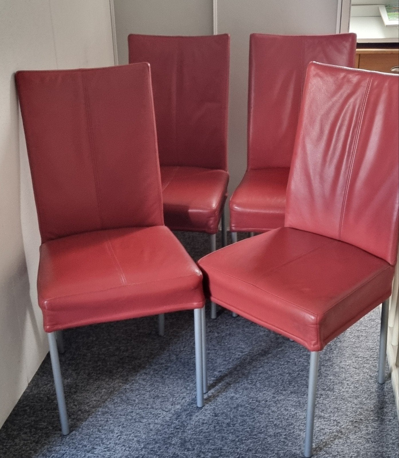 4 lederen stoelen 60 euro, Ophalen, Zo goed als nieuw, Rood