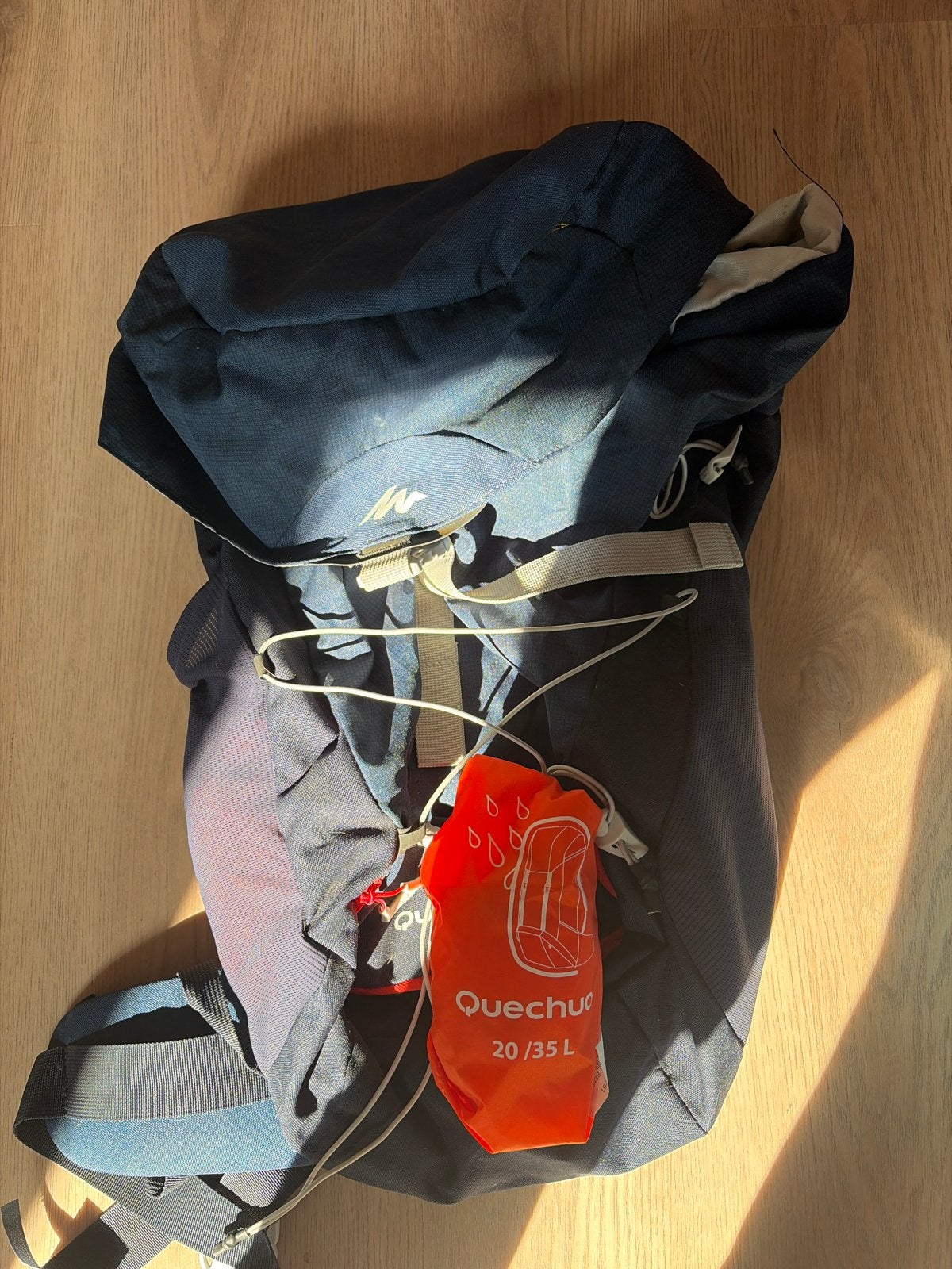 Quechua Backpack 20/35L met regenhoes, Gebruikt, 25 tot 40 cm, Ophalen of Verzenden, Trekking