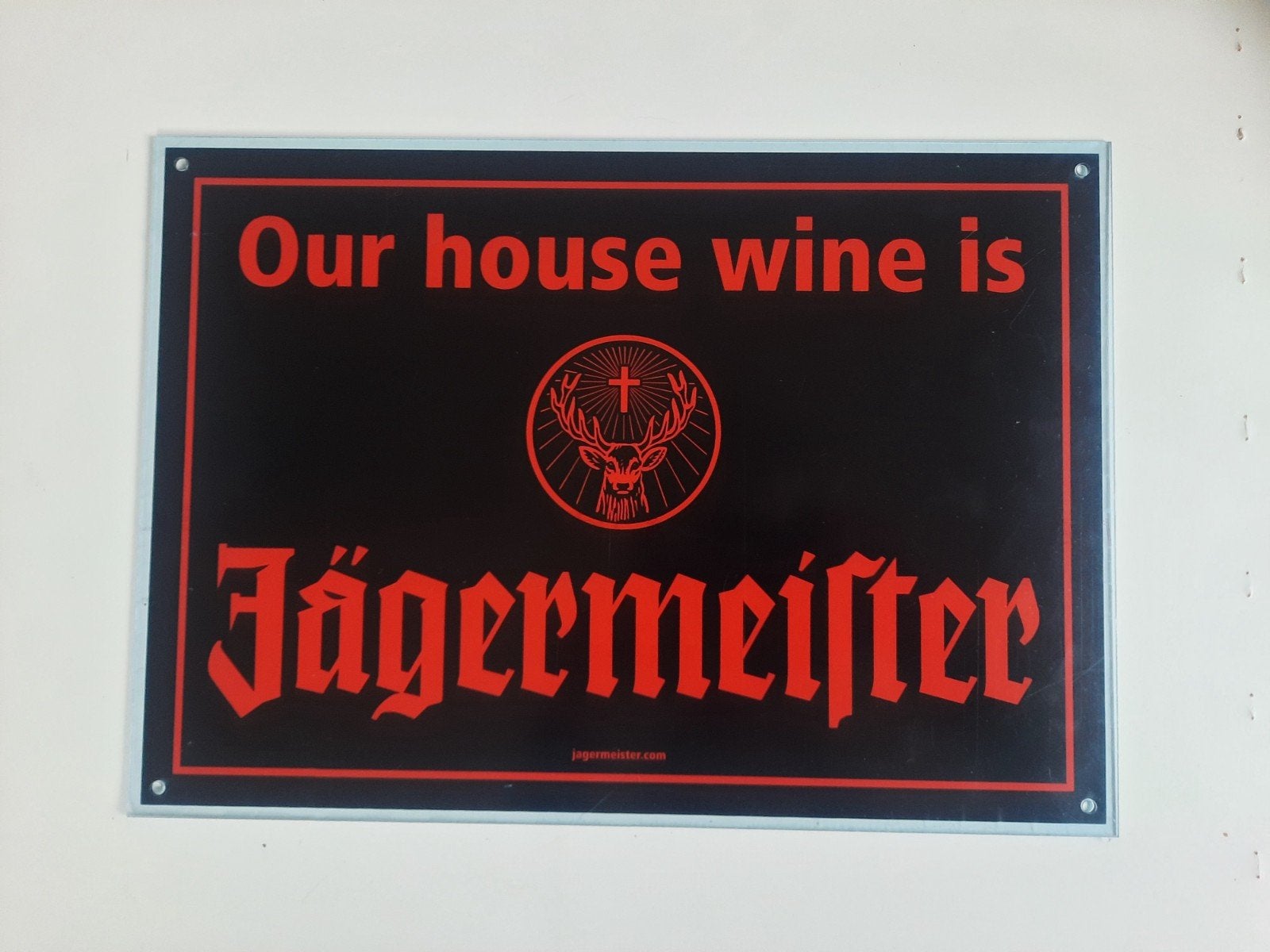 decoratief wandbord  'Our house wine is Jägermeister', Verzamelen, Ophalen of Verzenden, Zo goed als nieuw, Reclamebord