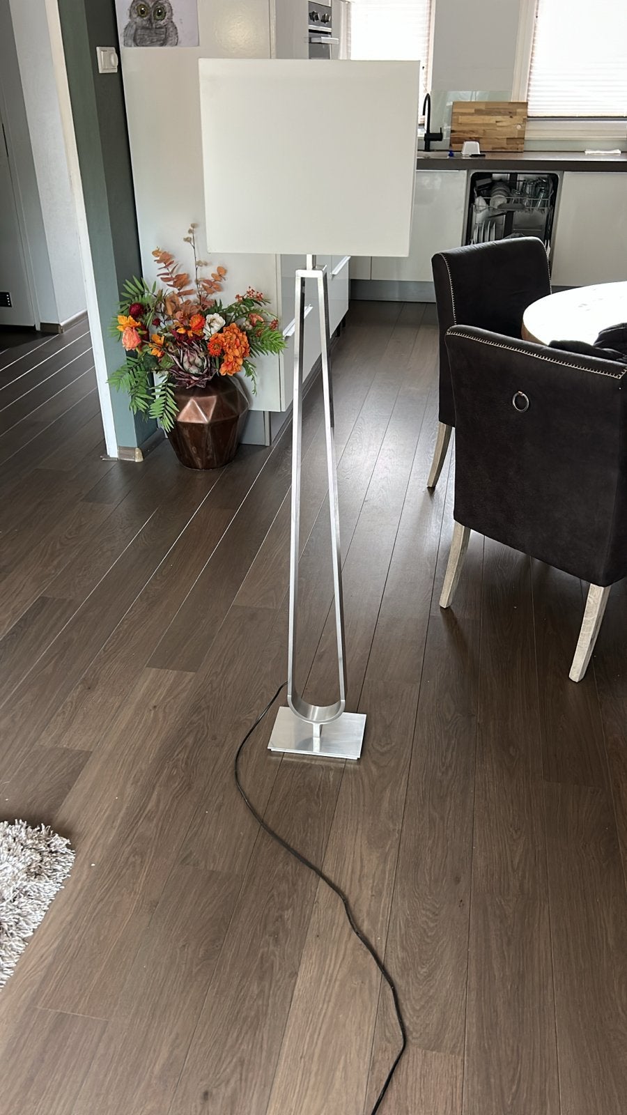 Moderne staande lamp met witte kap, Huis en Inrichting, Ophalen, E27 (groot), Zo goed als nieuw, Metaal