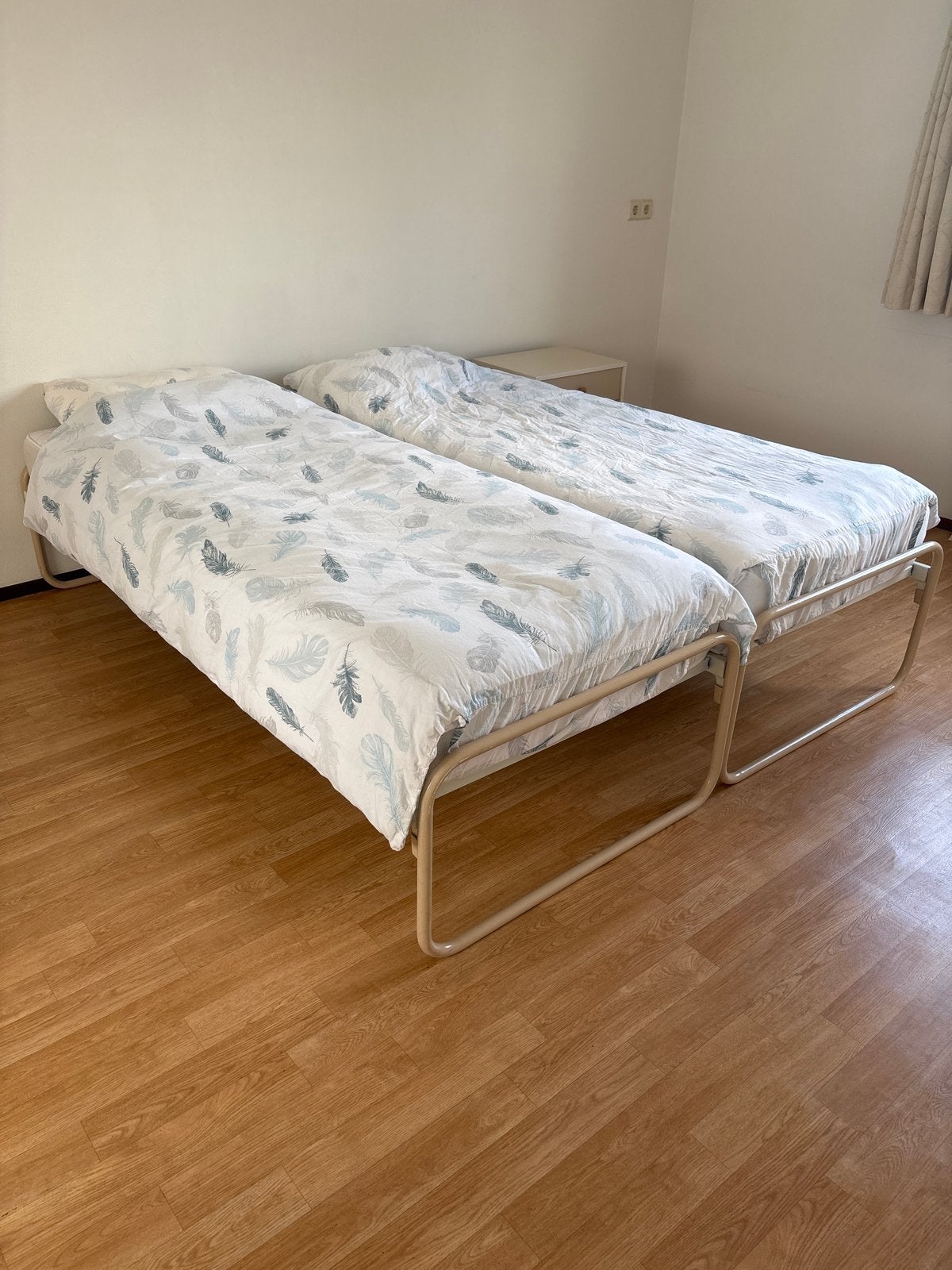 2x Jaren '60 ijzeren bedden (evt. met matras), Ophalen, Gebruikt, 90 cm, Eenpersoons