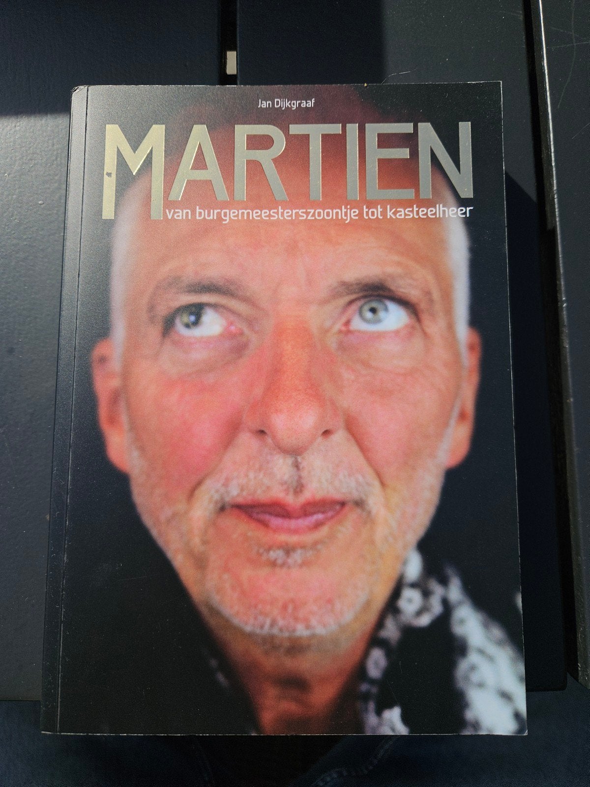 Martien Meiland - Van burgemeesterszoontje tot kasteelheer, Boeken, Ophalen of Verzenden, Zo goed als nieuw, Jan Dijkgraaf, Film, Tv en Media