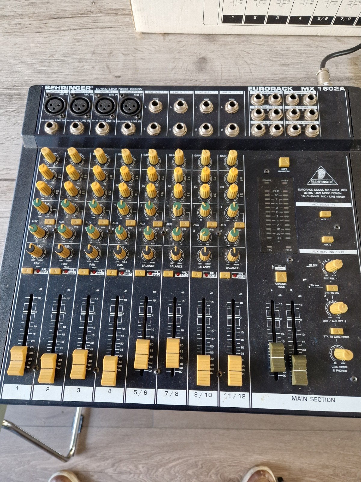 Refurbished  Behringer Eurorack MX1602A Mengpaneel - 16-kana, Ophalen of Verzenden, Gebruikt, 10 tot 20 kanalen, Microfooningang