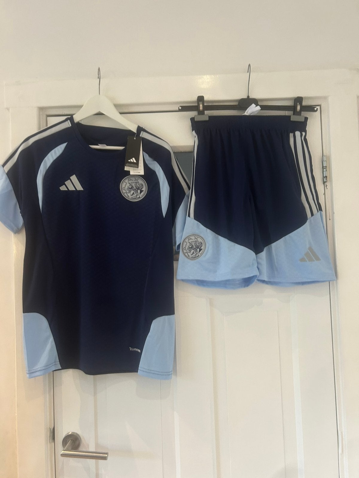 Nieuw!! Ajax trainging setje donkerblauw diverse maten, Sport en Fitness, Voetbal, Maat M, Ophalen of Verzenden, Nieuw, Shirt