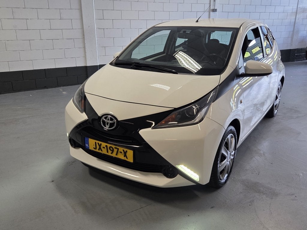 Toyota Aygo 1.0 VVT-i x-play (bj 2015), Auto's, Voorwielaandrijving, Euro 5, Gebruikt, 4 stoelen