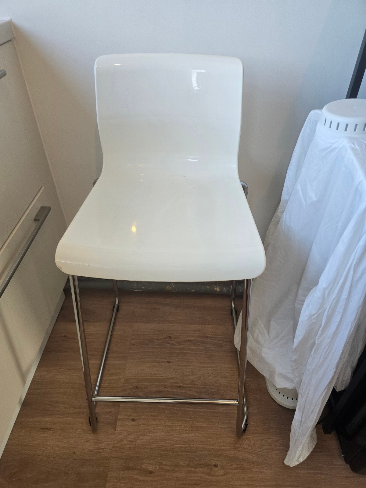 Witte barkruk met metalen onderstel, Huis en Inrichting, Ophalen, Met voetsteun, Kunststof, Gebruikt
