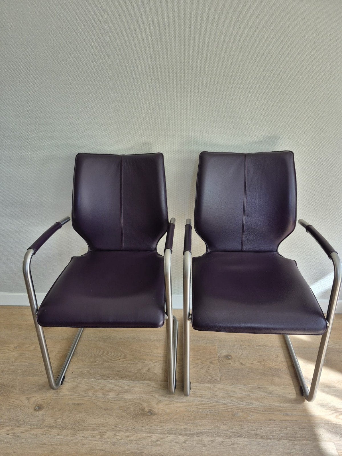 2 paarse design stoelen Bree's new world, Huis en Inrichting, Stoelen, Ophalen, Twee, Overige kleuren, Leer