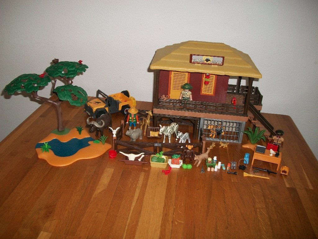 4826 + 4828 Safari verzorgingstehuis en drinkplaats + jeep, Kinderen en Baby's, Speelgoed | Playmobil, Wild life, Complete set