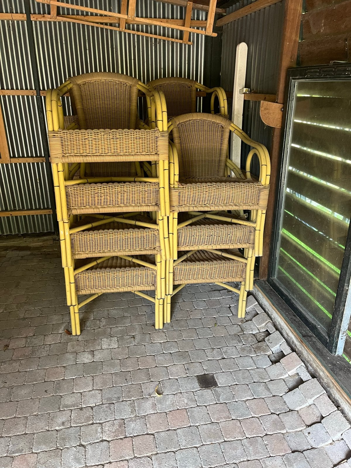 15 rotan stoelen en 3 tafels (tafels met gebreken), Huis en Inrichting, Stoelen, Ophalen, Gebruikt, Overige kleuren, Riet of Rotan