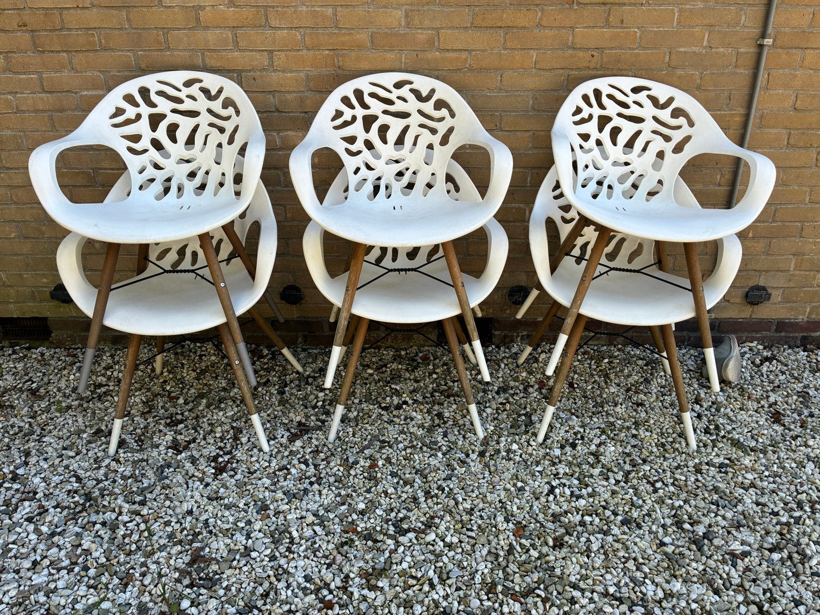 Set van 6 witte tuinstoelen met houten poten, Tuin en Terras, Ophalen, Gebruikt, Kunststof