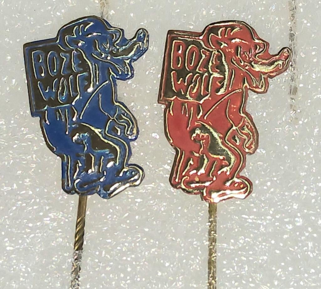2 Speldjes Boze Wolf - Blauw en Rood, Ophalen of Verzenden, Gebruikt, Figuurtje, Speldje of Pin