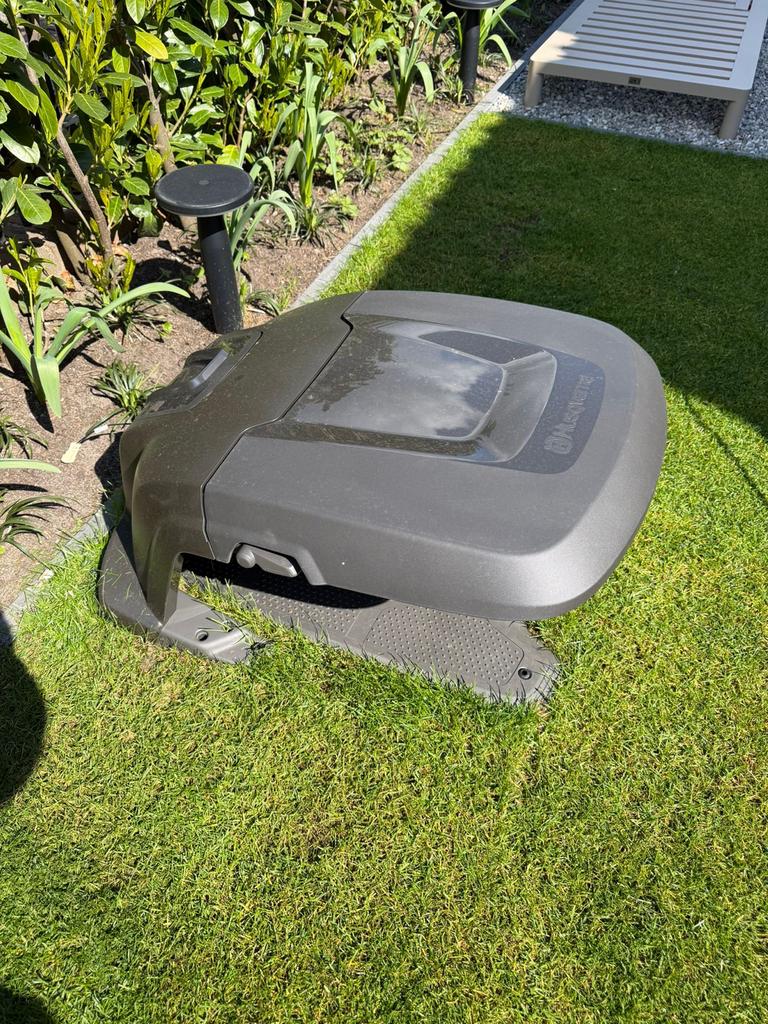 2x Husqvarna Automower robotmaaiers met docking stations, Ophalen, Zo goed als nieuw, Meer dan 25 cm, Bestuurbaar via app