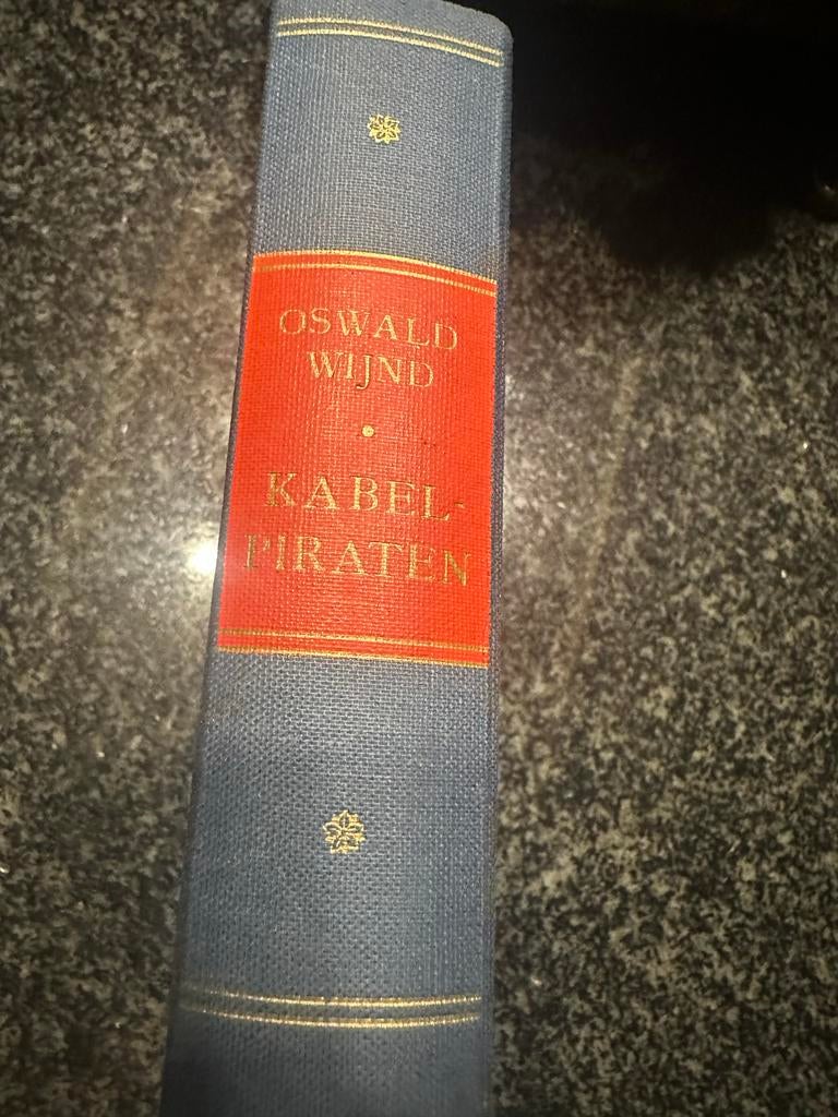 Kabelpiraten - Oswald Wynd (ISBN 9023501810), Boeken, Ophalen of Verzenden, Gelezen, Nederland
