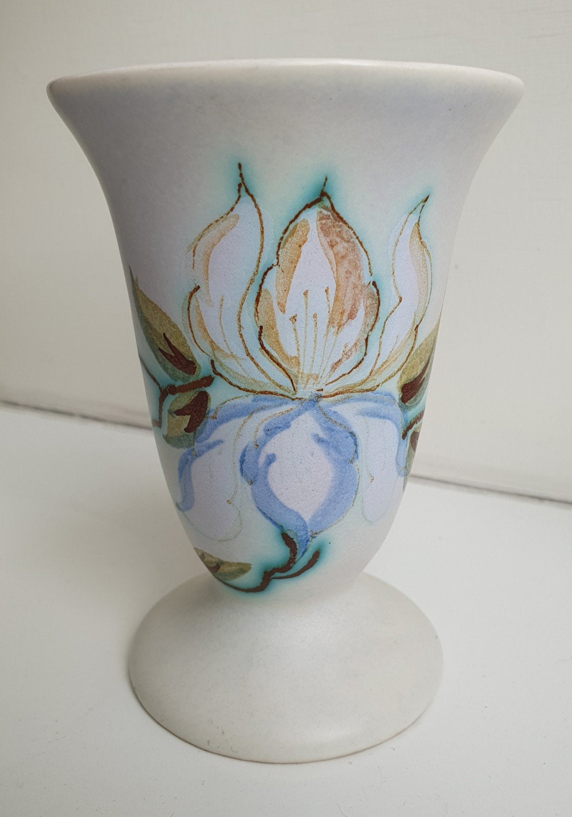 Vaas vaasje plateel met Iris art nouveau Jugendstil, Verzenden