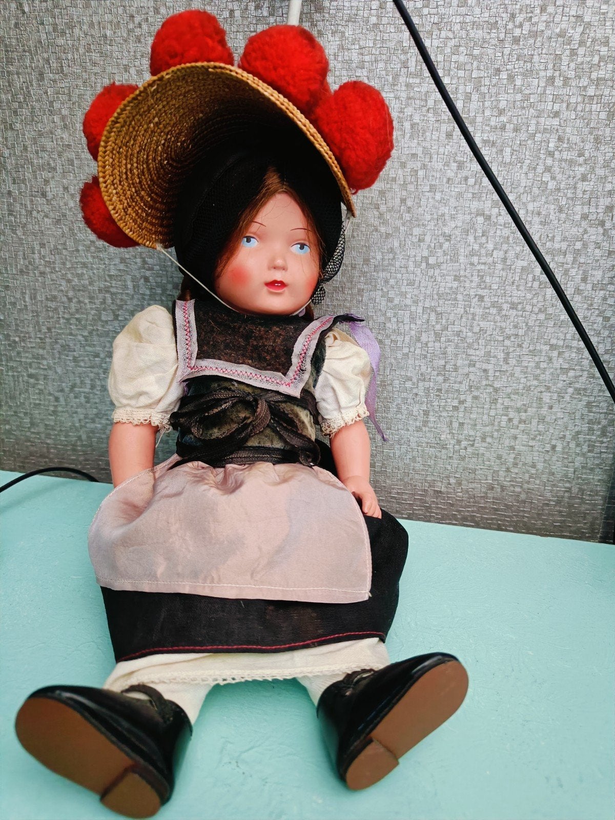 Vintage Schildpad pop met traditionele klederdracht en hoed, Ophalen of Verzenden, Gebruikt