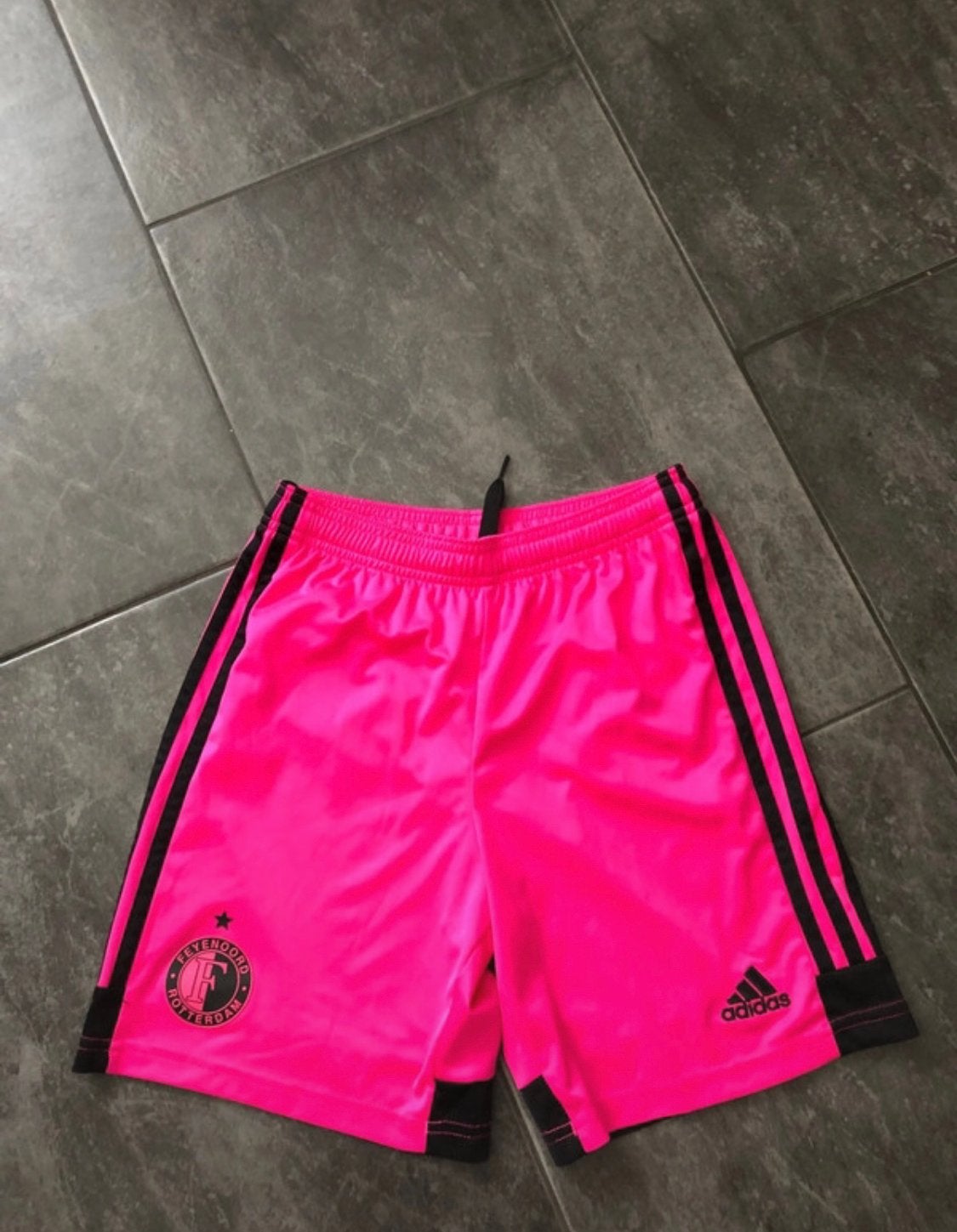 Feyenoord sport short roze maat 152 Adidas, Ophalen of Verzenden, Zo goed als nieuw, Jongen of Meisje, Sport- of Zwemkleding